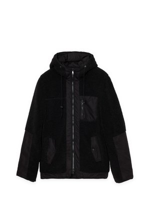 Chaqueta polar negra con capucha, cremallera frontal completa, bolsillo en el pecho con cremallera, bolsillos laterales con botones a presión y refuerzos en los codos.