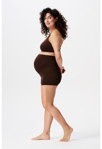 Graviditets loungewear-set i mörkbrunt, med en figurnära crop top och shorts som går till mitten av låret, båda gjorda av ett mjukt, stretchigt material.