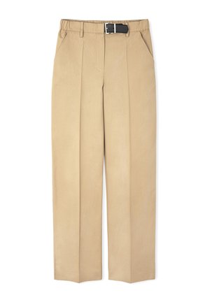 Pantalons beiges avec une coupe droite, dotés d'une taille élastique, de passants de ceinture et de poches avant. Tissu lisse avec des plis.