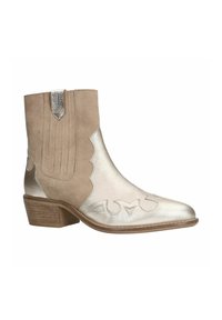 Beżowe i metalicznie srebrne botki za kostkę z ostrym noskiem, dekoracyjnymi przeszyciami i niskim, zdobionym obcasem; skórzane i gładkie materiały z teksturowanym zamszem.