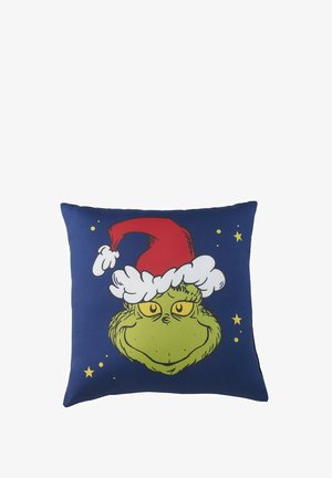 Cuscino quadrato con un personaggio verde che indossa un cappello di Babbo Natale rosso su uno sfondo blu, con accenti di stelle gialle. Texture del tessuto liscia.