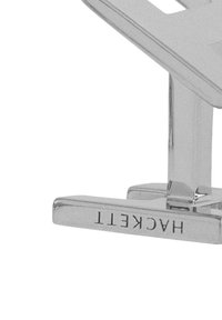 Gemelli in metallo argentato con una parte superiore rettangolare caratterizzata da design a intaglio, base piatta con incisione del testo "HACKETT", superficie liscia e lucidata.