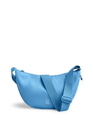 Hellblaue, halbmondförmige Crossbody-Tasche mit verstellbarem breitem Gurt und "GOT BAG"-Logo vorne in der Mitte.