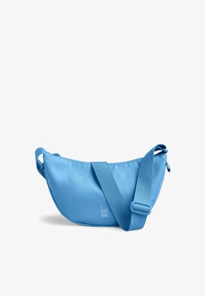 Hellblaue, halbmondförmige Crossbody-Tasche mit verstellbarem breitem Gurt und "GOT BAG"-Logo vorne in der Mitte.