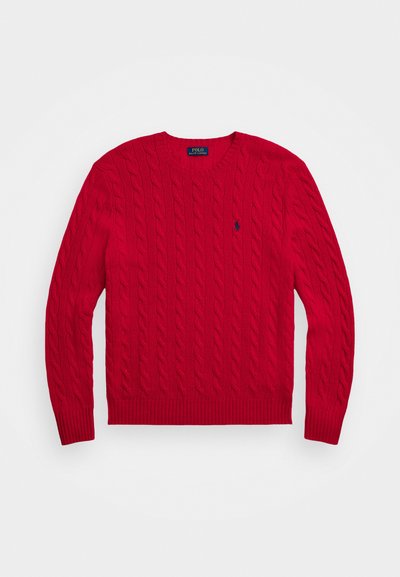 Rdeča pulover iz pletene tkanine z okroglo ovratnikom, rebrastimi manšeti in robom, z majhnim mornarsko modrim logotipom na prsih. Narejen iz mehke tkanine.