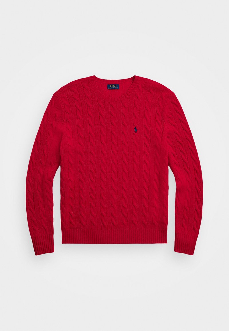 Roter kabelgestrickter Pullover mit rundem Halsausschnitt, gerippten Bündchen und Saum, mit einem kleinen, navyfarbenen Logo auf der Brust. Aus einem weichen Material gefertigt.