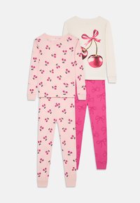 Kaksi settiä pyjamia, joissa on vaaleanpunainen paita kirsikkakuviolla, kermautuinen paita kirsikkagraafilla ja vaaleanpunaiset housut, joissa on nauhakuvio.