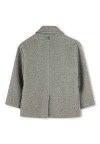Chaqueta gris de mezcla de lana con cuello, mangas tres cuartos y una abertura en la espalda. Etiqueta de logo en el cuello. Textura suave, diseño minimalista.