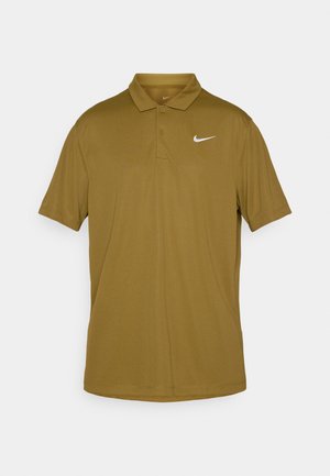 Polo shirt Nike verde oliva, maniche corte, con colletto, presenta un logo swoosh bianco sul lato sinistro del petto, realizzato in tessuto traspirante.