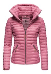 Padded jacket v jemně růžové barvě s vysokým límcem, zapínáním na zip, dvěma bočními kapsami a vodorovným prošívaným vzorem. Na rukávu se nachází logo značky.