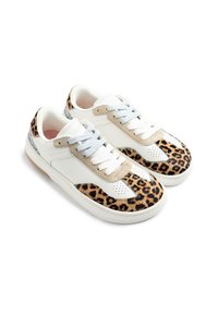 Zapatillas con parte superior de cuero blanco, detalles en ante beige y puntera con estampado de leopardo. Cordones azules y lengüeta gris en el talón.