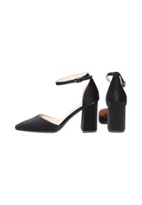 Scarpe con tacco alto in suede nero, con punta affilata, cinturino alla caviglia e tacco largo per stabilità. Texture liscia e design semplice.