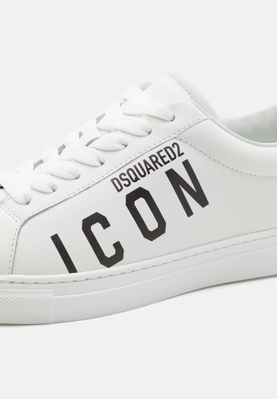 Witte leren sneaker met zwart "DSQUARED2" en "ICON" letters. Kenmerken zijn een ronde neus, platte veters en een getextureerde rubberen zool.