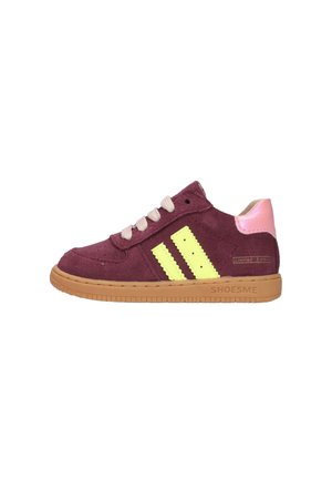 Kinderbordeaux suède sneaker met gele strepen, beige veters, roze hielstuk en lichtbruine zool met label Shoesme Limited Edition.