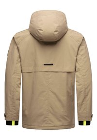 Khaki capuchonjack met een gladde textuur, verstelbare manchetten met zwarte en neonaccenten, en een rechthoekige logopatch op de achterkant.