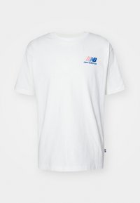 Tricou alb din bumbac, cu mâneci scurte, gât rotund și un logo colorat "new balance" pe partea stângă a pieptului. Design cu o croială clasică.