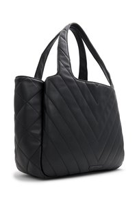 Svart vadderad tote-väska med chevron-söm, mjuk textur, dubbla handtag och en liten logotyp nära botten i mitten.