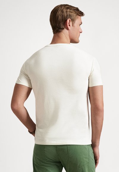 T-shirt blanc à manches courtes avec un col rond, en tissu lisse, présentant une coupe ajustée et un design uni, montré de dos.