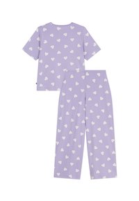 Paarse pyjama set met een kortey ljie top en lange broek, beide versierd met een wit hartpatroon. Gemaakt van zacht materiaal voor extra comfort.