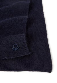 Navyblauwe gebreide sjaal met een zachte textuur en een klein logolabel, voorzien van een geribbeld ontwerp en een gladde afwerking.
