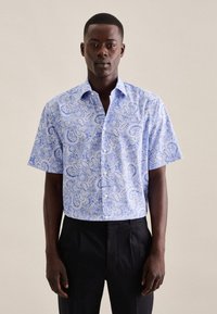 Camicetta a maniche corte con bottoni di colore azzurro chiaro con un intricato motivo paisley. Tessuto in cotone con una texture liscia. Presenta un colletto classico.