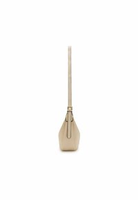 Borsa a spalla in pelle beige con design stretto, base piatta e una lunga tracolla regolabile. Presenta hardware dorato e cuciture minime.