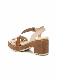 Sandalo con tacco da donna in pelle marrone chiaro e beige, tomaia perforata, cinturino alla caviglia regolabile e robusto tacco quadrato marrone.