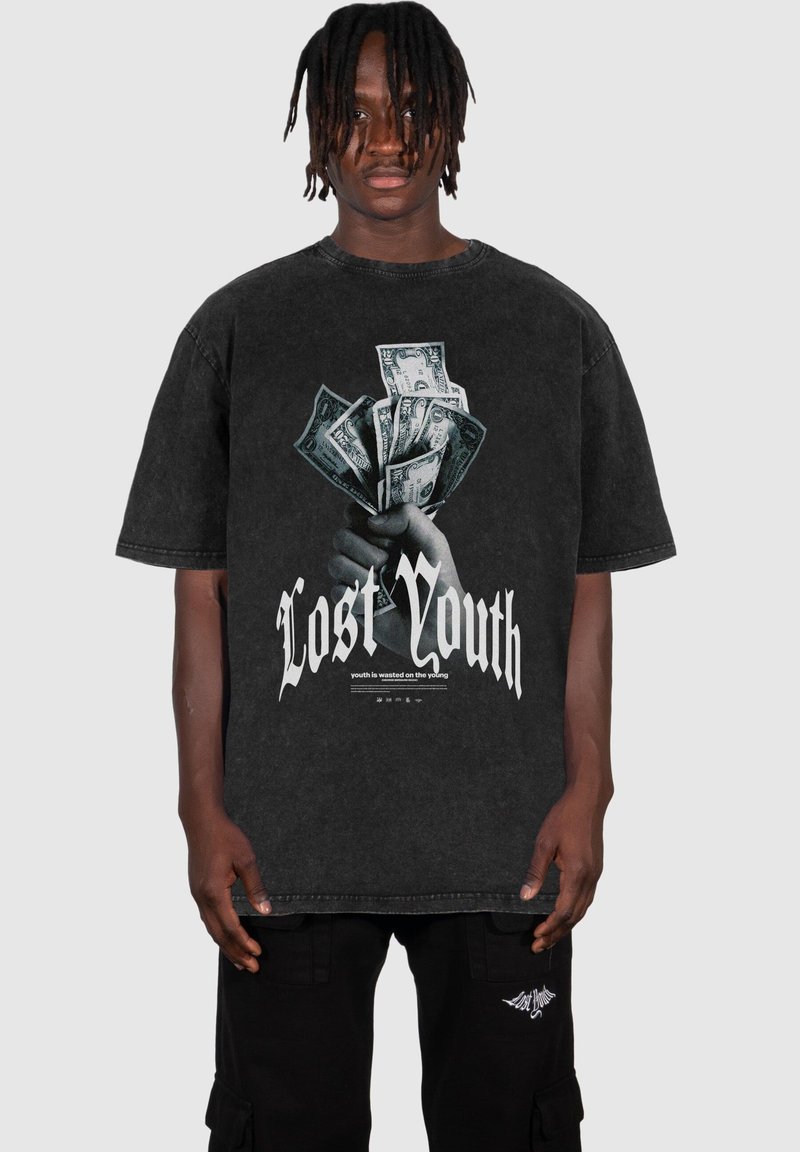 Fekete, túlméretezett póló, amelyen egy pénzt tartó kéz grafika és a "Lost Youth" felirat áll fehér színben, vintage, kopott hatású textúrával.