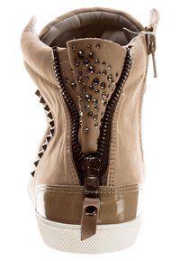 Baskets montantes en cuir tan avec une finition texturée, dotées d'une fermeture éclair à l'arrière, d'accents cloutés et d'une semelle en cuir verni brillant.