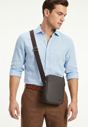 Lacoste, CORE ESSENTIALS MEN S CLASSIC UMHÄNGETASCHE 15 CM - Bandolera - buffle