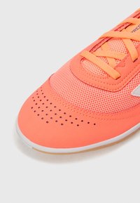 adidas Performance PREDATOR CLUB IN SALA - Botines de fútbol sala - signal coral/white/beam orange