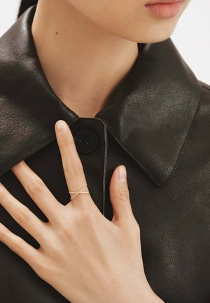 Aristocrazy, CRUZADO DE CON DIAMANTES EN TALLA BRILLANTE - Anillo - gold-colored
