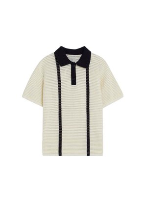 Polo de manga corta de punto color crema con cuello negro y dos rayas verticales negras en la parte delantera.