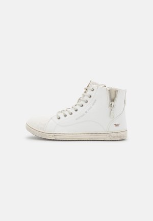Hvid høj-top sneaker med snørefront, sidelås, perforeret tå og Mustang-branding på sålen og sidepanelet.