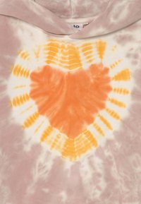 Hoodie tie-dye con una forma di cuore arancione al centro, circondata da motivi che irradiano gialli e bianchi su uno sfondo viola chiaro.