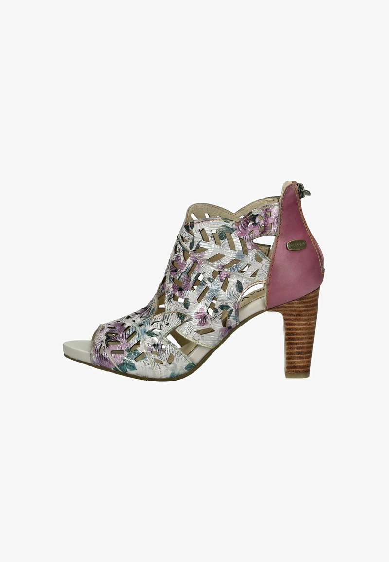 Chaussure à talon haut ouverte à l'avant, avec un dessus à motif floral et des découpes, un panneau arrière de talon rose et un talon en bois texturé.
