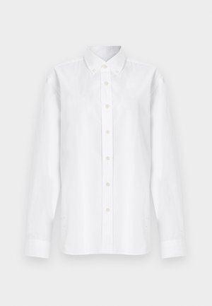 Bijela košulja dugih rukava s ovratnikom i sedam vidljivih gumba, prikazana na jednostavnoj bijeloj pozadini.