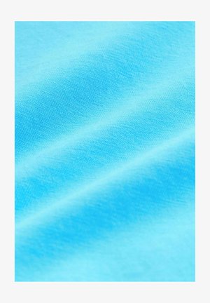 Vaaleansininen kangas, jossa on sileä rakenne, hieno kudonta ja hienovaraiset rypyt, viitaten puuvillasekoitemateriaaliin.