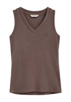 Top marrone senza maniche in maglia con scollo a V e piccola toppa con logo cucita sul petto sinistro, disteso su sfondo bianco.
