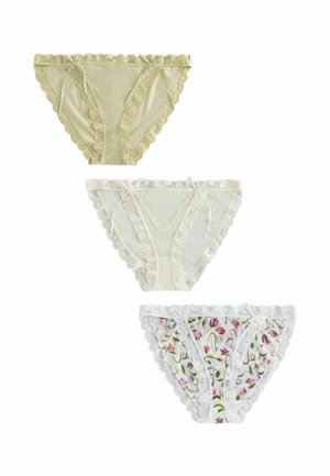 Drie damesbikinislipjes met kanten afwerking in beige, wit en wit met roze bloemenpatroon, plat gelegd op een witte achtergrond.