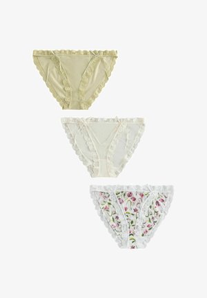 Trei chiloți bikini pentru femei cu margine din dantelă, în bej, alb și alb cu model floral roz, așezați pe fundal alb.