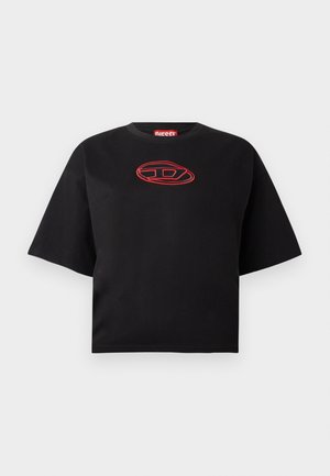 Camiseta corta de manga corta negra con un logotipo ovalado bordado en rojo centrado en el pecho.