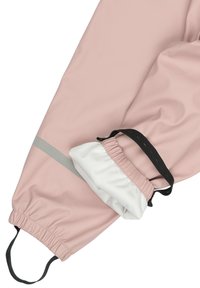 Rožinė neperšlampama striukė su elastiniais rankogaliais, reguliuojamomis raišteliais ir atšvaitine juosta ant rankovės. Minkštos medžiagos faktūra.