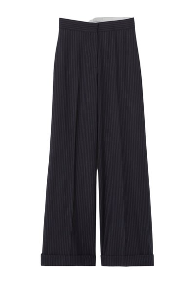 Pantaloni a gamba larga blu navy con sottili righe bianche e orli risvoltati, caratterizzati da vita alta e chiusura frontale nascosta.