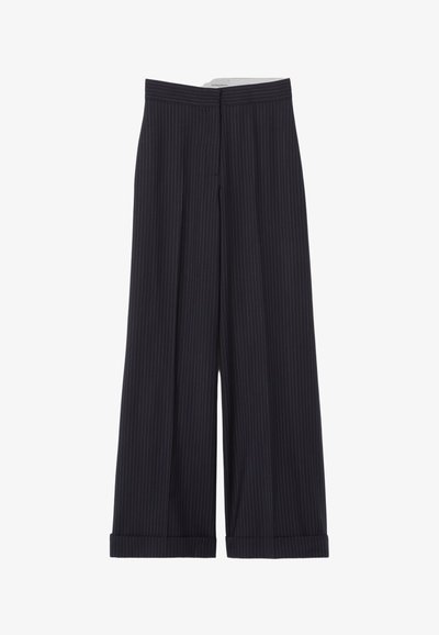 Pantaloni a gamba larga blu navy con sottili righe bianche e orli risvoltati, caratterizzati da vita alta e chiusura frontale nascosta.