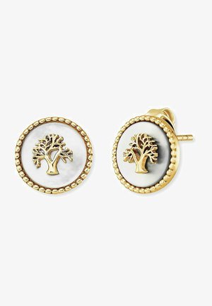 Guldtonede øreringe med rund, hvid emaljeindsats med et trædesign; fremhævet med en perlekant for tekstur og detaljer.