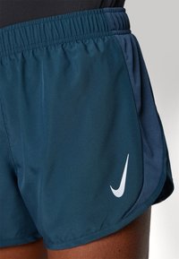 Nike Performance FAST TEMPO SHORT - Pantalón corto de deporte - armory navy/silver