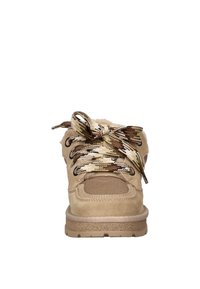 Lichtbruine suède schoen met een bovenzijde van textiel met structuur, veters met camouflagepatroon, een gevoerde kraag en een robuuste rubberen zool.