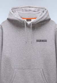 Grijze katoenen hoodie met een voorzak, capuchon met trekkoord, en een klein zwart logo op de borst. Zachte textuur met een klassiek ontwerp.