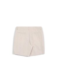 Pantaloni corti in lino beige chiaro con una vestibilità sartoriale. Presentano due tasche posteriori con cuciture discrete e una cintura liscia.